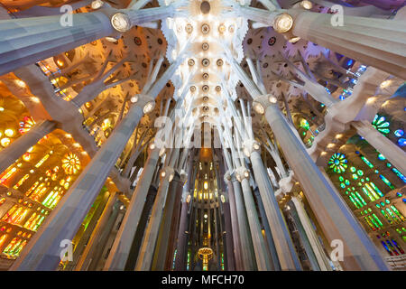 Die basílica ich Temple Expiatori de la Sagrada Família ist eine große unvollendete Römisch-katholische Kirche in Barcelona. Stockfoto