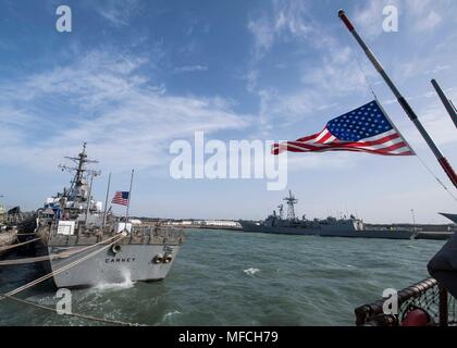 180420-N-IC 246-1131 NAVAL STATION Rota, Spanien (20. April 2018) Die fähnriche der geführt - Flugzerstörer USS Arleigh Burke (DDG51) und USS Carney (DDG64) fliegen auf Halbmast ehemalige First Lady Barbara Bush zu ehren. Arleigh Burke ist derzeit als Teil der Harry S. Truman Carrier Strike Group bereitgestellt. Mit dem Flugzeugträger USS Harry S. Truman (CVN 75) als Flaggschiff, die Bereitstellung von strike Group unterstützt gehören Personal, Schiffe und Flugzeuge von Carrier Strike Group (CSG) 8, Destroyer Squadron (DESRON) 28 und Carrier Air Wing (Cvw) 1; sowie die Sachsen-Klasse deutsche Fregatte FGS Hessen (F221). ( Stockfoto