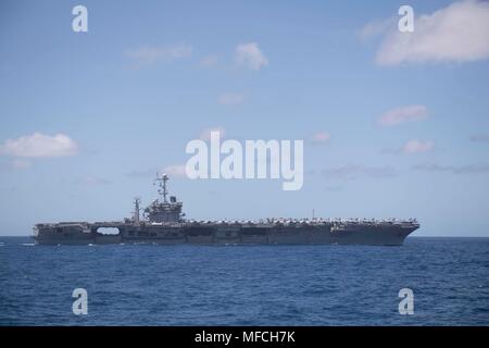 180420-N-EV 253-165 ATLANTIK (20. April 2018) der Flugzeugträger USS Harry S. Truman (CVN 75) den Atlantischen Ozean Transite. Harry S. Truman ist als Teil eines laufenden Rotation der US-Streitkräfte unterstützen Maritime Security Operations in internationalen Gewässern rund um den Globus eingesetzt. (U.S. Marine Foto von Mass Communication Specialist Seaman Sara Eshleman/Freigegeben) Stockfoto