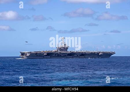 180420-N-NB 178-1165 ATLANTIK (20. April 2018) der Flugzeugträger USS Harry S. Truman (CVN 75) den Atlantischen Ozean Transite. Harry S. Truman ist als Teil eines laufenden Rotation der US-Streitkräfte unterstützen Maritime Security Operations in internationalen Gewässern rund um den Globus eingesetzt. (U.S. Marine Foto von Mass Communication Specialist 2. Klasse Tyrell K. Morris/Freigegeben) Stockfoto