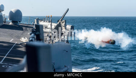 Pazifik (April 20,2018) USS Stockdale (DDG106) Brände eine Markierung 46 leichte Torpedo (MK-46 während eines Anti-U-Boot ein Ereignis in den Cruiser-Destroyer (ROHÖLSORTEN) Oberfläche Kriegsführung Advanced Tactical Training (SWATT) Übung). Stockdale ist einer von drei ROHÖLSORTEN Kriegsschiffe aus USS John C Stennis (CVN 74) Carrier Strike Group (CSG) Abschluss einer ROHÖLSORTEN SWATT Übung. Die anderen Schiffe, die an der Oberfläche und Mine Warfighting Development Center (SMWDC) LED-Übung sind USS Mobile Bay (CG53) und USS Spruance (DDG111). SWATT Übungen sollen warfighting Kompetenz zu erhöhen, Stockfoto