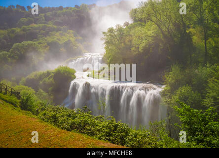 Terni (Umbrien, Italien) - Die Cascata delle Marmore ist ein Park mit einem künstlichen Wasserfall. Der Fall des Velino Fluss Insgesamt ist in der Höhe 165 Meter Stockfoto