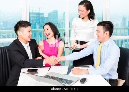 Asian Banker team Beratung Paar im Büro Stockfoto