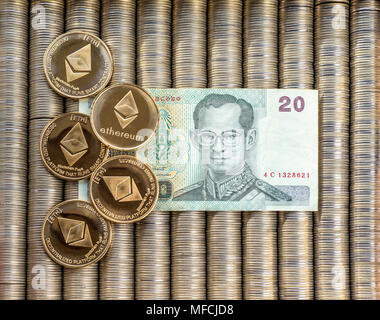 Gold krypto Münzen des Astraleums ETH, Papier Konfessionen Thai Baht. Münzen sind in einen Hintergrund, Blick von oben, Crypto curre Stockfoto