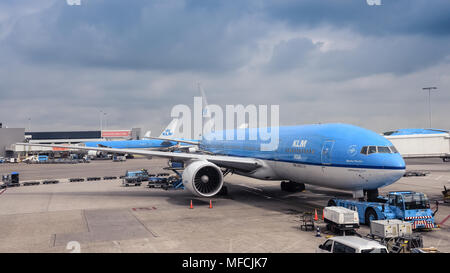 Amsterdam/Niederlande - 07.09.2017: KLM Flugzeug Boeing 777 am Flughafen Schiphol stand vom Terminal der Dunkelblaue Wolken im Hinterg Stockfoto