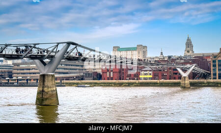 London Millennium Bridge über die Themse mit der St. Paul Kathedrale im Hintergrund. Stockfoto