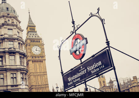 London/England - 02.09.2017: Zeichen der Eingang zur U-Bahnstation Westminster mit dem Clock Tower im Hintergrund. Stockfoto