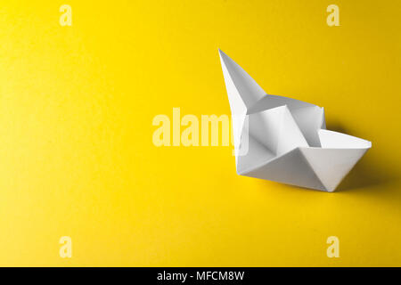 Boot Papier origami auf gelbem Hintergrund Stockfoto