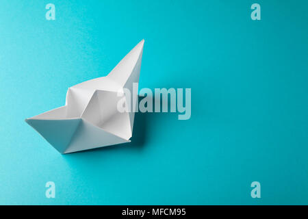 Boot Papier origami auf dem blauen Hintergrund Stockfoto