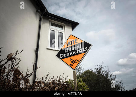 Abstimmung Liberaldemokraten Kommunalwahl Plakat außerhalb eines Hauses im Londoner Stadtteil Richmond Upon Thames, Großbritannien Stockfoto