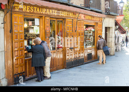 Madrid, Spanien - 6. März 2015: Die älteste kontinuierlich arbeitende Restaurant der Welt befindet sich in Madrid, Spanien, seit 1725. Die Sobrino de Botín. Stockfoto