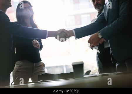 Erfolgreiche Geschäftspartner Händeschütteln nach einem Deal. Geschäft Leute die Hand schütteln und Begrüßung, nachdem ein Vertrag während der Konferenz. Stockfoto