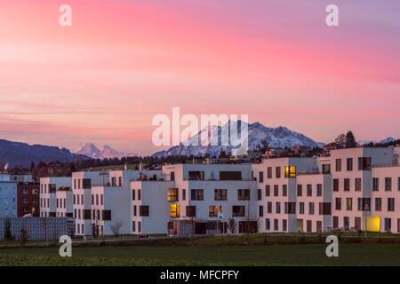 Moderne Teil der Stadt Cham im Kanton Zug vor Pilatus und andere berühmte Gipfel Stockfoto