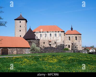 Wasserschloss Svihov, Turm, Dach, Rasen, Löwenzahn Stockfoto