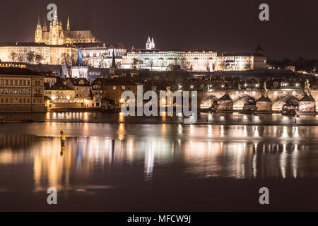Einen atemberaubenden Blick auf die Prager Burg und die Karlsbrücke über die Moldau in Prag, Tschechische Republik Hauptstadt. Stockfoto
