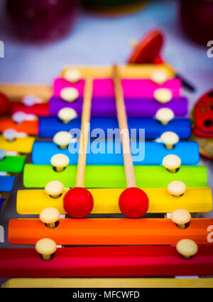 Bunte Regenbogenfarben Holz Xylophon Schuß in geringer Tiefe, wenn das Feld Stockfoto