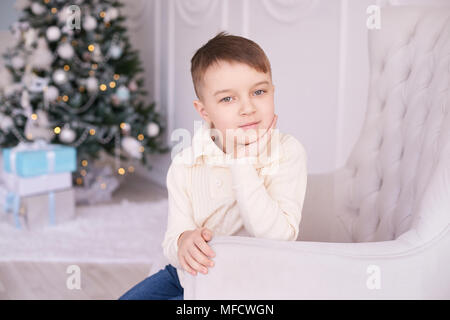 Schönes Portrait. Kleiner Junge. Weihnachten Innenraum. Horizontal. Stockfoto