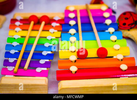 Bunte Regenbogenfarben Holz Xylophon Schuß in geringer Tiefe, wenn das Feld Stockfoto