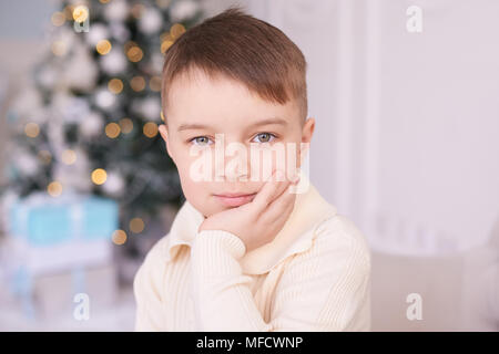 Weihnachten Innenraum. Schönes Portrait. Kleiner Junge. Horizontal. Stockfoto