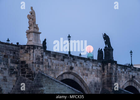 Der Mond erhebt sich über der berühmten Karlsbrücke in Prag in der Tschechischen Republik Hauptstadt während der Dämmerung Stockfoto