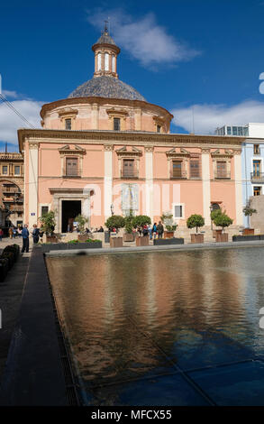 Die Außenfassade der Basílica de la Mare de Déu dels Desemparats, ein Heiligtum der Schutzpatronin von Valencia,Cuitat Vella Bezirk, Spanien Stockfoto