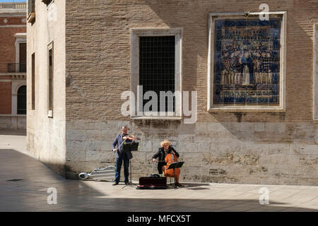 Straßenkünstler spielen Musik in Plaza Decimo Junior Bruto, der Teil der alten historischen Zentrum, Norden Stadtteil Ciutat Vella, Valencia, Spanien. Stockfoto