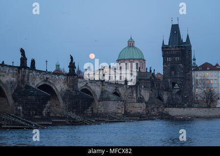 Der Mond erhebt sich über der berühmten Karlsbrücke in Prag in der Tschechischen Republik Hauptstadt während der Dämmerung Stockfoto