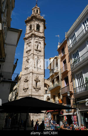 Die Santa Catalina Kirche und Glockenturm, der Plaza Santa Catalina, Valencia, Spanien. Der Glockenturm hat einen barocken Stil und stammt aus dem 17. Jahrhundert. Stockfoto