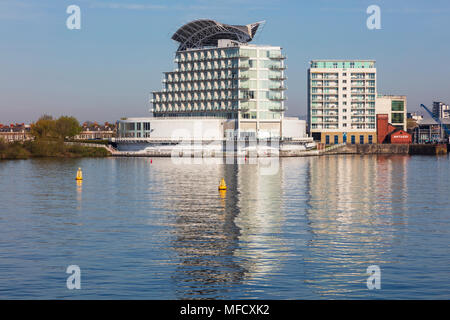 Blick von der walisischen Küste Pfad, da er kreuzt die Cardiff Bay Barage, ein gutes Wander- und Radweg für einen Blick auf die Stadt, Cardiff, Wales, Großbritannien Stockfoto