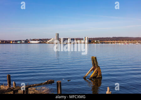 Blick von der walisischen Küste Pfad, da er kreuzt die Cardiff Bay Barage, ein gutes Wander- und Radweg für Penarth Ansichten, Cardiff, Wales, Großbritannien Stockfoto