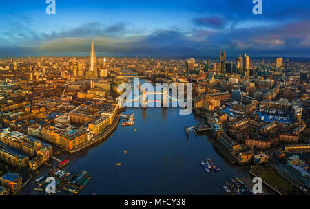 London, England - Panoramablick auf die Antenne auf die Skyline von London einschließlich der berühmten Tower Bridge mit roten Doppeldeckerbus, der Tower von London, Wolkenkratzer von Ba Stockfoto