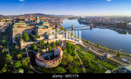 Budapest, Ungarn - Luftbild Panoramablick auf die Skyline der Budaer Burg Königspalast mit Széchenyi Kettenbrücke, die St.-Stephans-Basilika, ungarischen Parlament Stockfoto