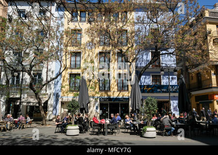 Menschen in Cafes auf der beliebten Plaça del Mercat, Nord Stadtteil Ciutat Vella, Valencia, Spanien, draussen sitzen Stockfoto