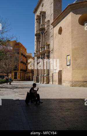 Man Gitarre spielen außerhalb Carmen Kirche und Kloster, Plaza del Carmen, Barrio Del Carmen, Valencia, Spanien Stockfoto