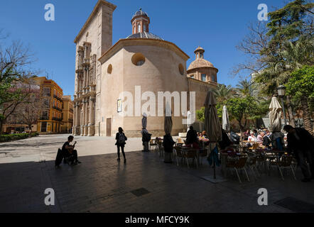 Man Gitarre spielen im Cafe Tische draußen Carmen Kirche und Kloster, Plaza del Carmen, Barrio Del Carmen, Valencia, Spanien Stockfoto