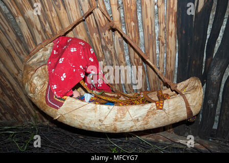 Sami Holz- Wiege in Sami Museum (nutti Samischen Siida), Jukkasjärvi, Norrbotten County, Schweden aufgehängt Stockfoto