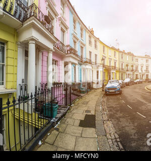 London, England - bunten Viktorianischen Häusern Primrose Hill mit blauem Himmel und Wolken Stockfoto