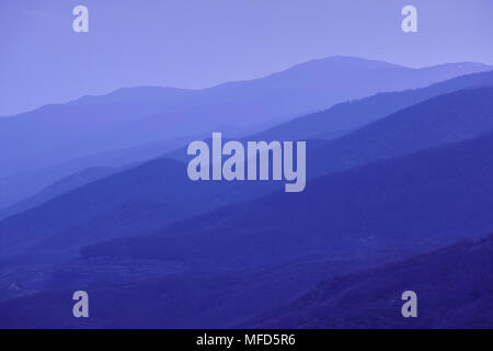 Berge Silhouette in der Dämmerung. Jerte Tal in lila Ton. Spanien Stockfoto