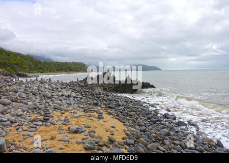 Stein balancing Skulpturen am Strand zwischen Cairns und Port Douglas in Queensland Stockfoto