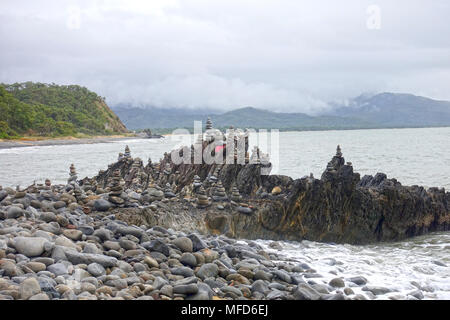 Stein balancing Skulpturen am Strand zwischen Cairns und Port Douglas in Queensland Stockfoto