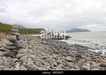 Stein balancing Skulpturen am Strand zwischen Cairns und Port Douglas in Queensland Stockfoto