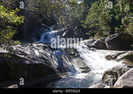 Josephine Falls eine klare Berg Oase fo Swimmingpool außen Cairns Queensland Australien verwendet Stockfoto