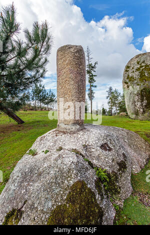 Römischer Meilenstein durch die Römer in den Straßen von Empire verwendet Namen informieren, Entfernung von so. Parque da Devesa städtischen Park. Vila Nova de Famalicao, Portugal Stockfoto