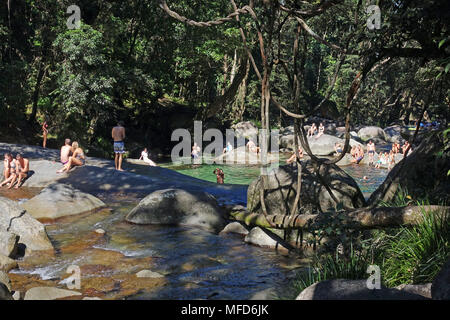 Josephine Falls eine klare Berg Oase fo Swimmingpool außen Cairns Queensland Australien verwendet Stockfoto