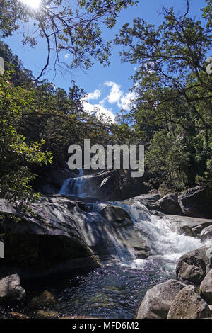 Josephine Falls eine klare Berg Oase fo Swimmingpool außen Cairns Queensland Australien verwendet Stockfoto