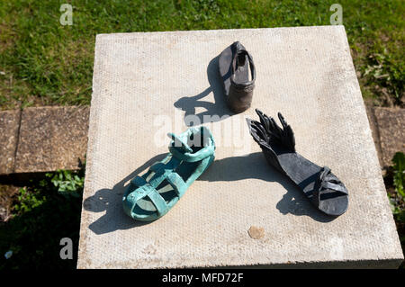 Schuhputzmaschine Skulpturen auf dem Platz, Upton, Northampton, Northamptonshire, England, Großbritannien Stockfoto