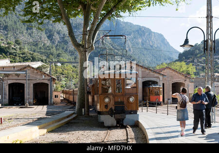 Soller, Mallorca, Spanien. April 2018. Elektrische Lokomotive zieht Zug von Palma nach Soller Stockfoto