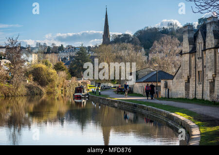 Ein paar und ein Mann reiten Fahrrad entlang Kennet und Avon, Badewanne, Somerset, Großbritannien Stockfoto