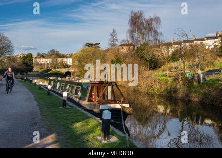 Ein Mann reiten Fahrrad entlang Kennet und Avon, Badewanne, Somerset, Großbritannien Stockfoto