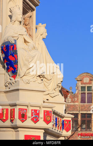 Nahaufnahme einer Frau ein Schild mit dem Wappen von Brügge am Freitag Markt in Gent, Belgien Stockfoto